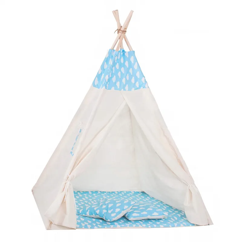 Promoție Cort copii Sersimo stil indian Teepee Tent cu fereastra, covoras gros si 2 perne, alb albastru deschis cu norisori